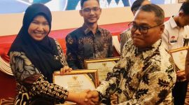 Ketua Bawaslu Lingga Fidya Asrina saat terima penghargaan dari KI (Foto : Zonamu/Fidya)