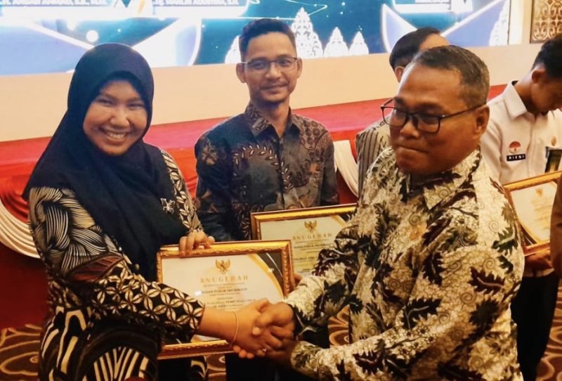Ketua Bawaslu Lingga Fidya Asrina saat terima penghargaan dari KI (Foto : Zonamu/Fidya)