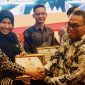 Ketua Bawaslu Lingga Fidya Asrina saat terima penghargaan dari KI (Foto : Zonamu/Fidya)