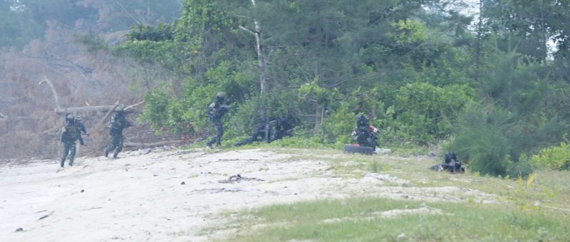 Tiga Satuan Elit TNI AL Gelar Latihan Operasi Dukungan Pasukan Khusus di Pantai Todak (Foto : Zonamu/Arnel)