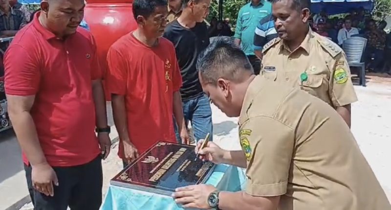 Bupati Lingga M. Nizar saat meresmikan klenteng Dai Xia Bio di Singkep Barat (Foto : Zonamu/Taupik)