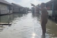 Lurah Dabo Lama Harie Kurniawan saat meninjau rumah warga yang terendam air (Foto : Zonamu/Wandi)
