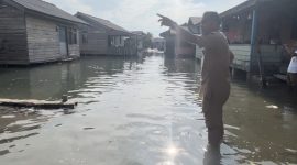 Lurah Dabo Lama Harie Kurniawan saat meninjau rumah warga yang terendam air (Foto : Zonamu/Wandi)