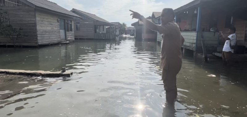 Lurah Dabo Lama Harie Kurniawan saat meninjau rumah warga yang terendam air (Foto : Zonamu/Wandi)