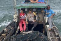 Kapolsek Singbar saat ikut melakukan pencarian orang hilang (Foto : Zonamu/Juki)