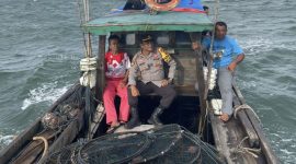 Kapolsek Singbar saat ikut melakukan pencarian orang hilang (Foto : Zonamu/Juki)