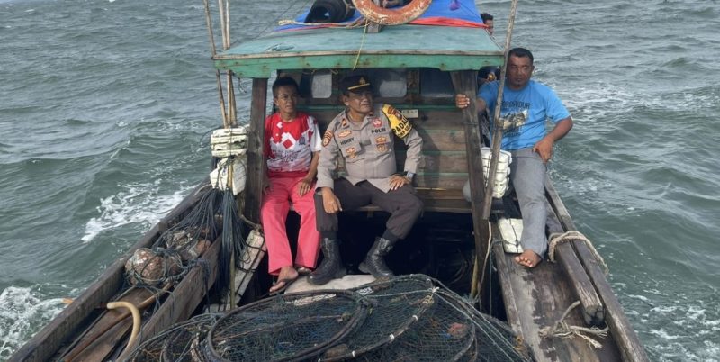 Kapolsek Singbar saat ikut melakukan pencarian orang hilang (Foto : Zonamu/Juki)