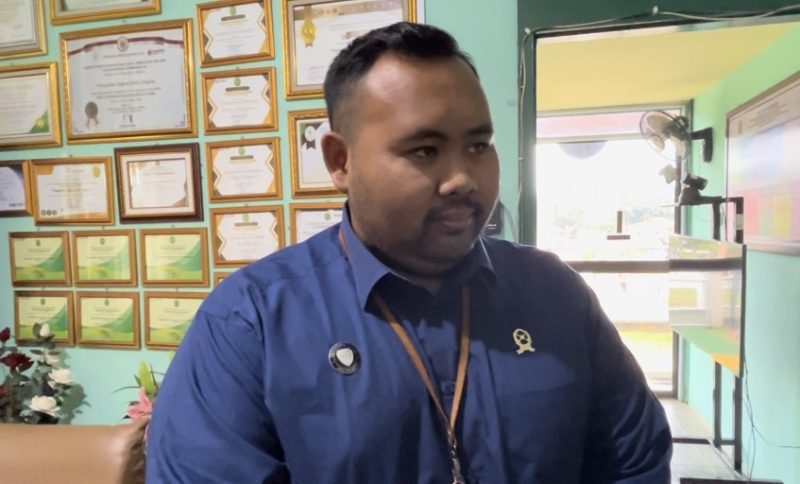 Humas Pengadilan Agama Dabo Singkep Ogna saat diwawancari (Foto : RRI/Wandi)