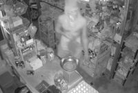 Pencurian di Toko Kelontong Tanjungpinang Terekam CCTV (Foto : Zonamu/Aji)