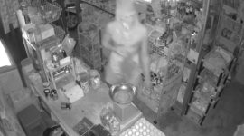 Pencurian di Toko Kelontong Tanjungpinang Terekam CCTV (Foto : Zonamu/Aji)