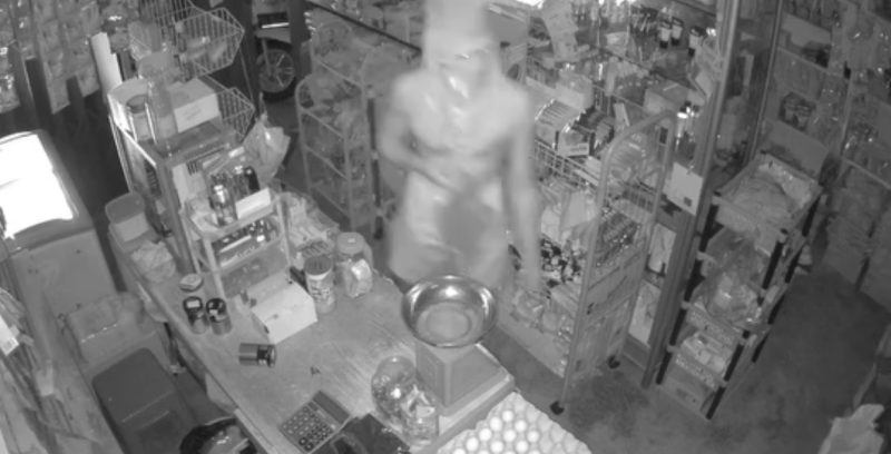 Pencurian di Toko Kelontong Tanjungpinang Terekam CCTV (Foto : Zonamu/Aji)