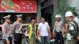 Personel Satlantas Polres Karimun dan Dinas Perhubungan melakukan razia gabungan terhadap juru parkir | Foto: Nichita
