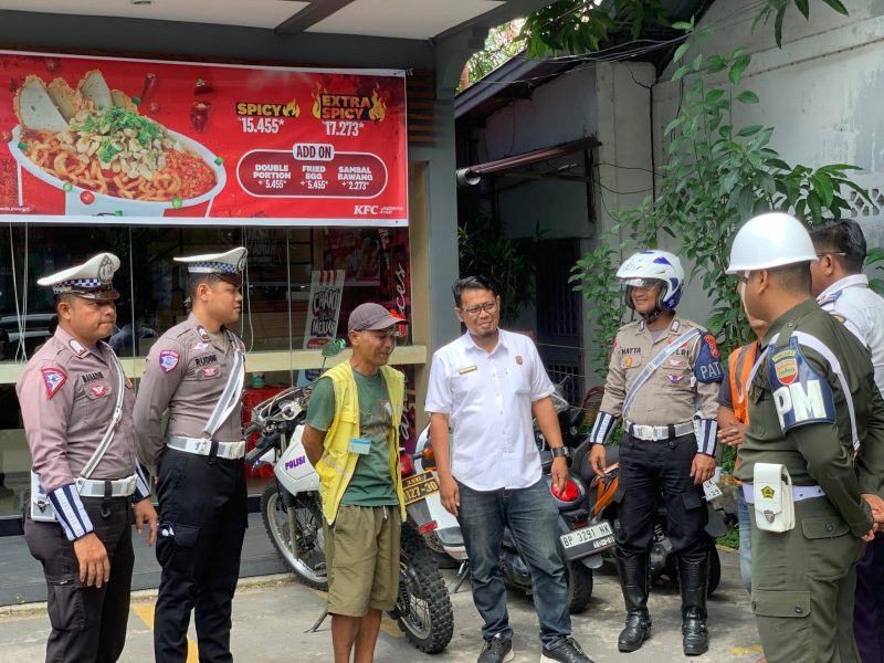 Personel Satlantas Polres Karimun dan Dinas Perhubungan melakukan razia gabungan terhadap juru parkir | Foto: Nichita