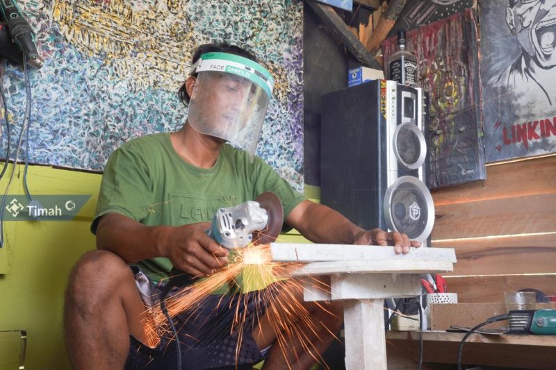 Tim Pepaya Creative mampu menciptakan berbagai karya berkat bantuan alat dari PT Timah | Foto: Zonamu/Humas PT Timah