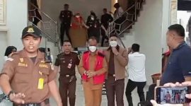 Dua tersangka dugaan korupsi belanja BBM dan pemeliharaan peralatan mesin di Dinas Lingkungan Hidup Karimun saat digiring menuju Rutan Karimun | Foto: Rian