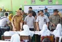 PT Timah memberikan makan bergizi gratis kepada pelajar di SDN 14 Sungailiat dan TK Pesona Ananda, Rambak, Kabupaten Bangka | Foto: Zonamu/Humas PT Timah