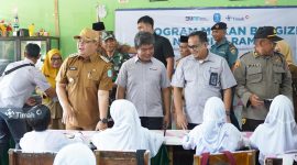 PT Timah memberikan makan bergizi gratis kepada pelajar di SDN 14 Sungailiat dan TK Pesona Ananda, Rambak, Kabupaten Bangka | Foto: Zonamu/Humas PT Timah