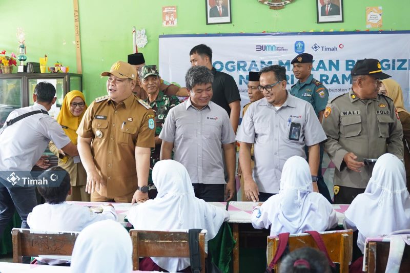 PT Timah memberikan makan bergizi gratis kepada pelajar di SDN 14 Sungailiat dan TK Pesona Ananda, Rambak, Kabupaten Bangka | Foto: Zonamu/Humas PT Timah