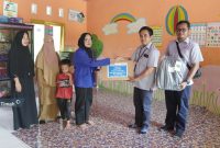 PT Timah menyerahkan bantuan Laptop kepada TK Pelangi, Desa Baskara Bakti, Kecamatan Namang, Kabupaten Bangka Tengah | Foto: Zonamu/Humas PT Timah