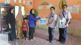 PT Timah menyerahkan bantuan Laptop kepada TK Pelangi, Desa Baskara Bakti, Kecamatan Namang, Kabupaten Bangka Tengah | Foto: Zonamu/Humas PT Timah