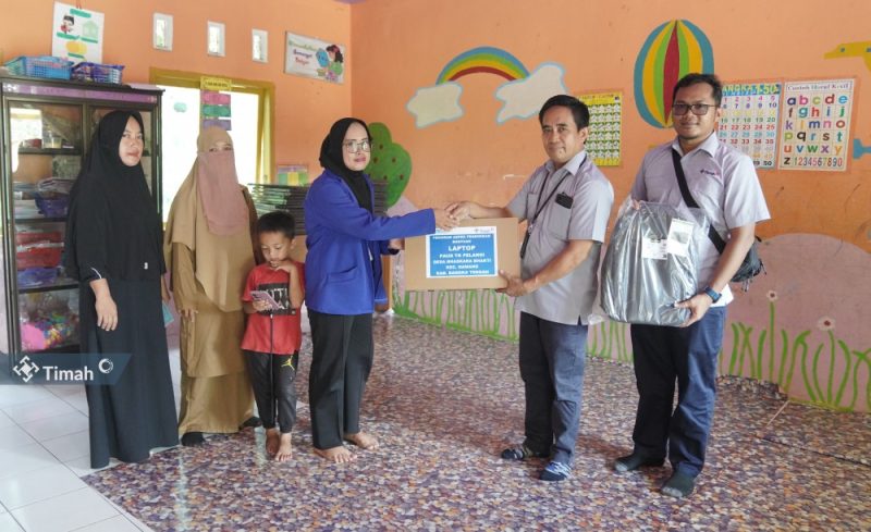 PT Timah menyerahkan bantuan Laptop kepada TK Pelangi, Desa Baskara Bakti, Kecamatan Namang, Kabupaten Bangka Tengah | Foto: Zonamu/Humas PT Timah