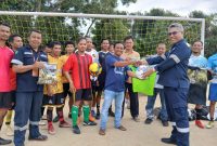 PT Timah menyerahkan bantuan sarana olahraga kepada tim sepak bola ASPAJA, Dusun VI Pait Jaya, Desa Belo Laut, Kabupaten Bangka Barat | Foto: Zonamu/Humas PT Timah