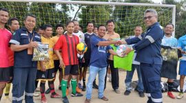 PT Timah menyerahkan bantuan sarana olahraga kepada tim sepak bola ASPAJA, Dusun VI Pait Jaya, Desa Belo Laut, Kabupaten Bangka Barat | Foto: Zonamu/Humas PT Timah