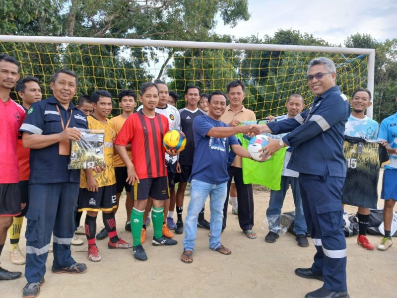 PT Timah menyerahkan bantuan sarana olahraga kepada tim sepak bola ASPAJA, Dusun VI Pait Jaya, Desa Belo Laut, Kabupaten Bangka Barat | Foto: Zonamu/Humas PT Timah