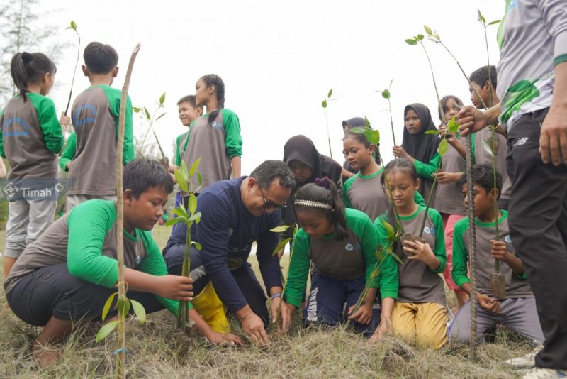 PT Timah bersama pelajar dan kelompok masyarakat tanam 3000 Bibit Mangrove di Pantai Takari, Kabupaten Bangka | Foto: Zonamu/Humas PT Timah