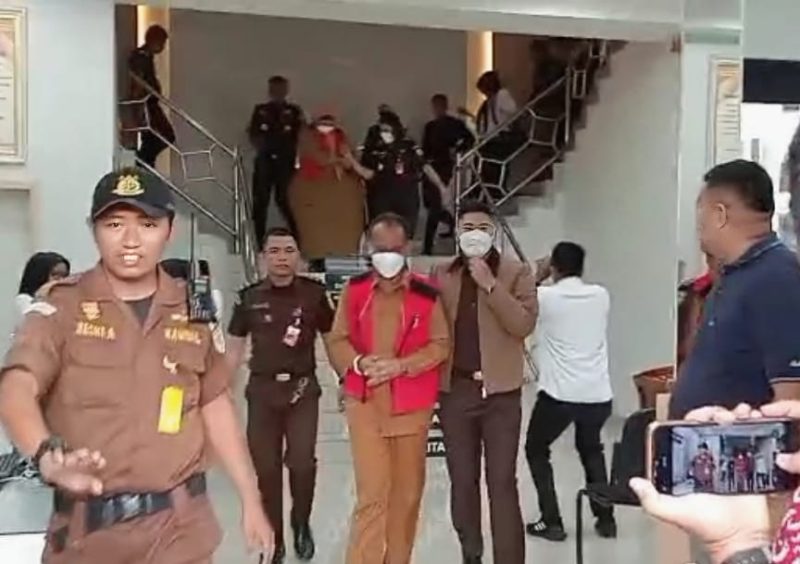 Dua tersangka dugaan korupsi belanja BBM dan pemeliharaan peralatan mesin di Dinas Lingkungan Hidup Karimun saat digiring menuju Rutan Karimun | Foto: Rian