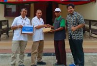 Perwakilan PT Timah saat menyerahkan bantuan untuk Natal dan Tahun Baru 2025 kepada Gereja Himpunan Kristen Batak Protestan (HKBP) | Foto: Zonamu/Humas PT Timah