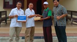 Perwakilan PT Timah saat menyerahkan bantuan untuk Natal dan Tahun Baru 2025 kepada Gereja Himpunan Kristen Batak Protestan (HKBP) | Foto: Zonamu/Humas PT Timah