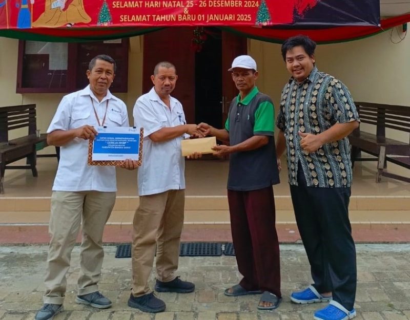 Perwakilan PT Timah saat menyerahkan bantuan untuk Natal dan Tahun Baru 2025 kepada Gereja Himpunan Kristen Batak Protestan (HKBP) | Foto: Zonamu/Humas PT Timah