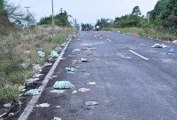 Sampah berserakan di jalan raya (Foto : Zonamu/Imam)