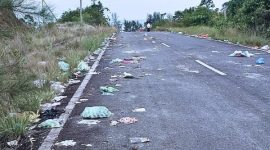 Sampah berserakan di jalan raya (Foto : Zonamu/Imam)