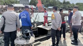 Kapolsek Singkep Barat Ikut Mencari Nelayan Hilang di Perairan Sebayur (Foto : Zonamu/Henry)
