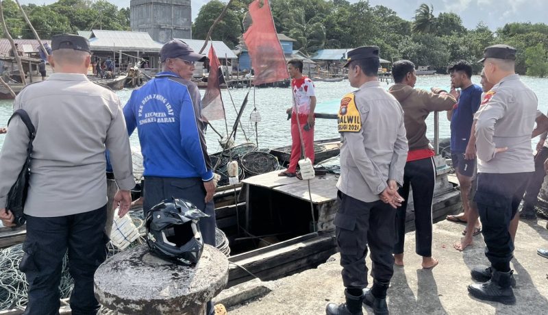 Kapolsek Singkep Barat Ikut Mencari Nelayan Hilang di Perairan Sebayur (Foto : Zonamu/Henry)