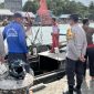 Kapolsek Singkep Barat Ikut Mencari Nelayan Hilang di Perairan Sebayur (Foto : Zonamu/Henry)
