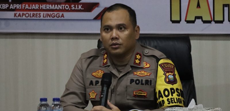 Kapolres Lingga AKBP Apri Fajar Hermanto saat menggelar konferensi pers, (Foto : Zonamu/Suji)