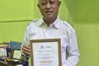 Kadisdikpora Lingga saat menerima penghargaan (Foto : Zonamu/Imam)