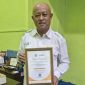 Kadisdikpora Lingga saat menerima penghargaan (Foto : Zonamu/Imam)