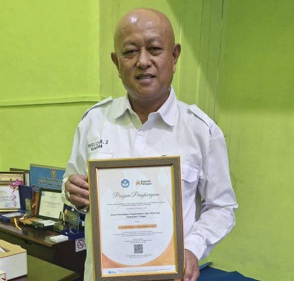 Kadisdikpora Lingga saat menerima penghargaan (Foto : Zonamu/Imam)