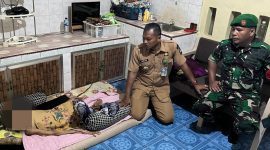 Lurah Dabo Lama Jenguk Warga Lansia Alami Pecah Pembuluh Darah (Foto : Zonamu/Wandi)