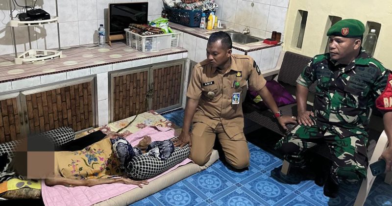Lurah Dabo Lama Jenguk Warga Lansia Alami Pecah Pembuluh Darah (Foto : Zonamu/Wandi)