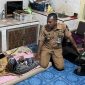 Lurah Dabo Lama Jenguk Warga Lansia Alami Pecah Pembuluh Darah (Foto : Zonamu/Wandi)