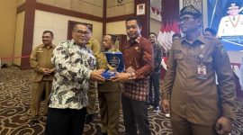 Kadis Kominfo Lingga saat menerima penghargaan (Foto : Zonamu/Diskominfo)