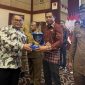 Kadis Kominfo Lingga saat menerima penghargaan (Foto : Zonamu/Diskominfo)