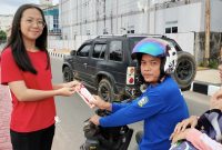 Pembagian pena kepada masyarakat dalam rangka hari HIV/AIDS sedunia (Foto : Zonamu/Iman)