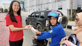 Pembagian pena kepada masyarakat dalam rangka hari HIV/AIDS sedunia (Foto : Zonamu/Iman)