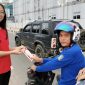 Pembagian pena kepada masyarakat dalam rangka hari HIV/AIDS sedunia (Foto : Zonamu/Iman)